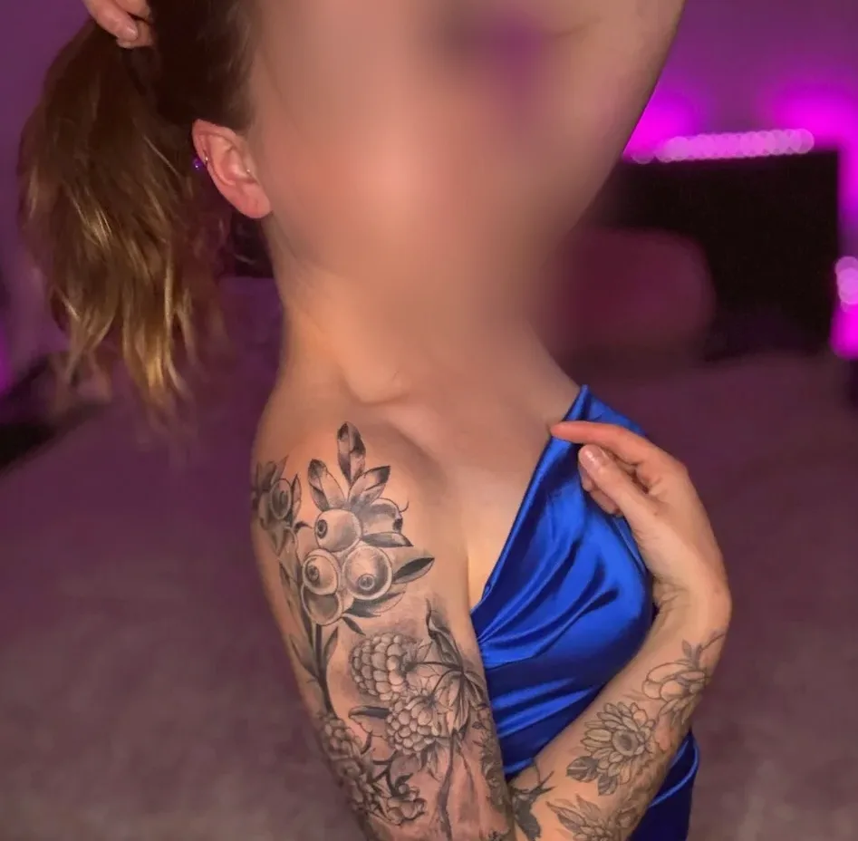 Bouchra, 25